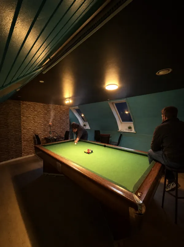 Sidste parti: et stille spil billard sent på aftenen